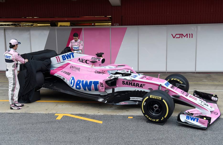 Mancavano solo Toro Rosso e Force India: a Montmel, sede dei primi test stagionali, le due vetture si sono svelate ai fotografi. Ecco le immagini di box del circuito spagnolo. In queste prime immagini ecco la Force India svelata dai piloti Sergio Perez ed Esteban Ocon. Getty